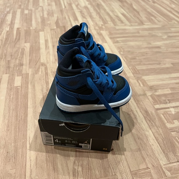 Jordan 1 Retro High OG - Picture 2 of 4